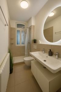 une salle de bain avec un lavabo, des toilettes et un miroir dans l'établissement YFB-170m2 Apartment für bis zu 15, modern, 1min zu UBahn, Ruhige Lage, Parkplätze, WIFI, Netflix, Kindergerecht, à Nuremberg