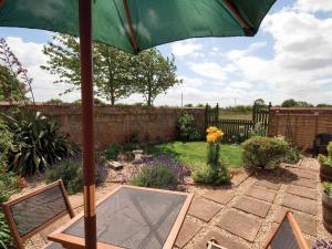 Saltfleetby Saint ClementにあるHorseshoeの庭園内のパティオ(傘付)