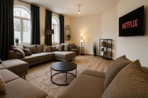 un salon avec un canapé et une table dans l'établissement YFB-170m2 Apartment für bis zu 15, modern, 1min zu UBahn, Ruhige Lage, Parkplätze, WIFI, Netflix, Kindergerecht, à Nuremberg