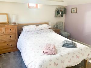 Saltfleetby Saint ClementにあるHorseshoeのタオルが敷かれたベッドのある寝室