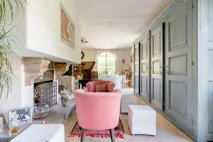 - Silla rosa en la sala de estar con chimenea en Antica Cascina del Medico, en Muzzano 87 fotos más