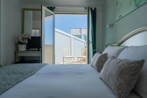 a bedroom with a bed and a balcony at Hotel Philadelphia in Cattolica