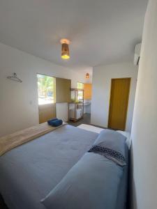 a bedroom with a large bed in a room at Mar Aberto Chalé 4 in Barroquinha
