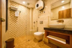 Koupelna v ubytování The classic heights Mcleodganj #scenic mountain view #big parking #top rated #most awarded #premium rooms #lift #property of the year + 28 fotografií