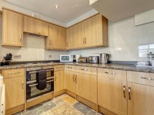 Η κουζίνα ή μικρή κουζίνα στο 6 Torwood Gables