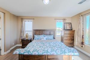 Un dormitorio con una cama grande y dos ventanas. en Sierra Vista Retreat - Reno Tahoe, en Reno