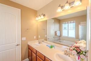 Un baño con lavabo y un espejo grande. en Sierra Vista Retreat - Reno Tahoe, en Reno 53 fotos más