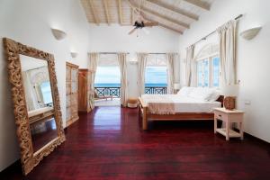 Giường trong phòng chung tại Stunning ocean views with pool - Coral Cove House