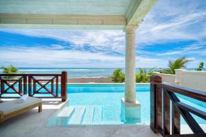 Hồ bơi trong/gần Stunning ocean views with pool - Coral Cove House