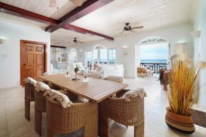 Khu vực ghế ngồi tại Stunning ocean views with pool - Coral Cove House