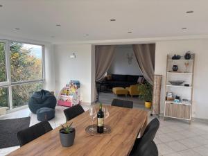 Una sala de estar con una mesa y sillas de madera. en Ferienwohnung Im Grünen, en Schramberg
