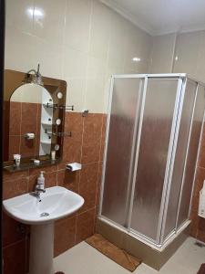 a bathroom with a shower and a sink at Confort & Emplacement, Pieds dans l'eau in Mansouria