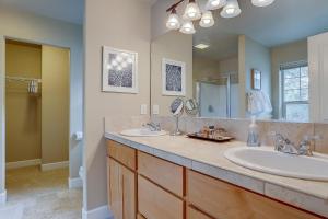 a bathroom with two sinks and a large mirror at Aspen Ridge in Bend +18 photos