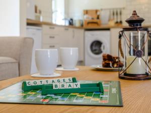 Příslušenství pro přípravu čaje a kávy v ubytování Woodcutters Cottage