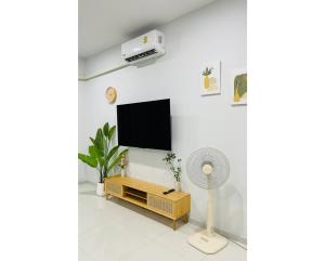 TV a/nebo společenská místnost v ubytování Nasrina's House