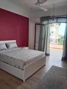 ルクソールにあるVilla Quiet Placeの白いベッドと赤い壁が備わるベッドルーム1室が備わります。 +57枚の写真