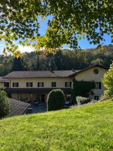 un gran edificio blanco con un patio verde en Antica Cascina del Medico, en Muzzano