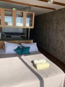a bedroom with a bed with two towels on it at Pingel Apartment Vista Mar in Viña del Mar