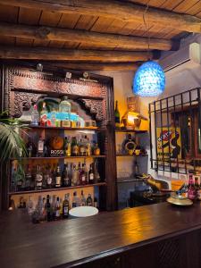 ロンダにあるLa Guzmana de Rondaの木製カウンター付きのバー