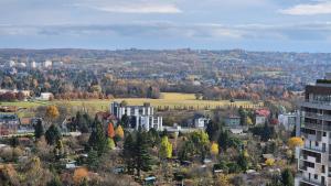 une vue d'une ville avec des arbres et des bâtiments dans l'établissement Apartamenty Graniczna 1, à Rzeszów