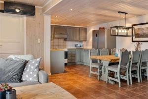 een keuken en woonkamer met een tafel en een bank bij Trysilfjell 752E by Vacation Trysil in Trysil