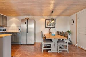 een keuken met een houten tafel en een koelkast bij Trysilfjell 752E by Vacation Trysil in Trysil