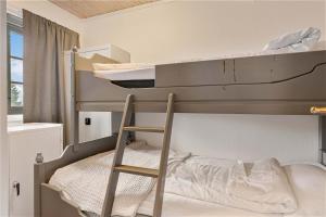 een stapelbed met een ladder en een stoel in een kamer bij Trysilfjell 752E by Vacation Trysil in Trysil +15 foto's