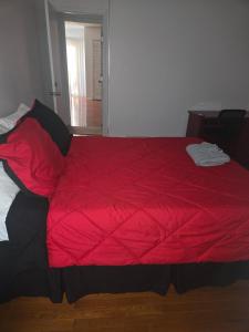 um edredão vermelho numa cama num quarto em Humble Abode em Stone Mountain mais 6 fotografias