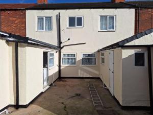ein leerer Parkplatz vor einem Gebäude in der Unterkunft Pearl Beach House, Lincs in Mablethorpe