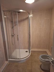 ein Badezimmer mit Dusche und Toilette in der Unterkunft Pearl Beach House, Lincs in Mablethorpe