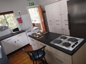 Kuchyň nebo kuchyňský kout v ubytování J & J's Paradise Guesthouse pmb