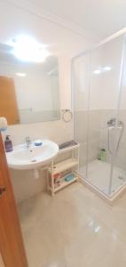 a bathroom with a white sink and a shower at Habitación Matrimonio Tranquila en Vivienda Compartida in Valencia