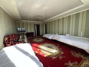 una habitación de hotel con dos camas y un sofá en Adventure Guest House, en Pokrovka 31 fotos más