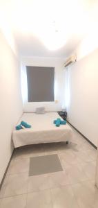 a bedroom with a bed in a white room at Habitación Matrimonio Tranquila en Vivienda Compartida in Valencia