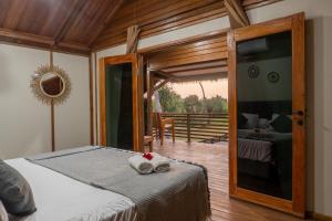 Postel nebo postele na pokoji v ubytování Island Time Surf Resort