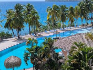 een luchtfoto van het zwembad van het resort bij "Studio Bellevue" Terrasse et Deck vue mer-Accès piscine in Le Diamant