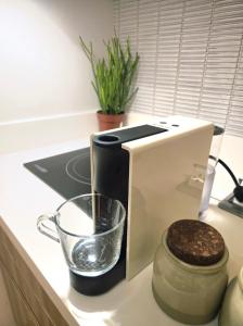 Příslušenství pro přípravu čaje a kávy v ubytování Hygge-ParkWest BGC near Grand Hyatt & Mitsukoshi