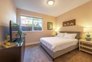 a bedroom with a bed and a window at Hull Street Loft in Hood River