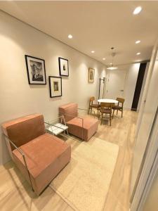 Posezení v ubytování Hygge-ParkWest BGC near Grand Hyatt & Mitsukoshi