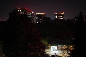 un horizon de ville la nuit avec de grands immeubles dans l'établissement Bucharest Residence, à Bucarest