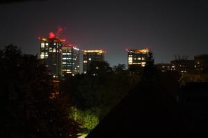 un horizon de ville la nuit avec de grands immeubles dans l'établissement Bucharest Residence, à Bucarest