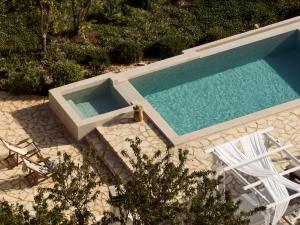 una vista aérea de una piscina con sillas y una mesa en Orfos Villas, en Agios Nikolaos