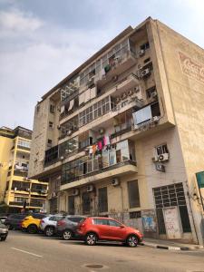 a building with cars parked in front of it at Apartamento 1 Quarto - Baixa de Luanda in Luanda