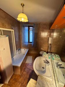 Ένα μπάνιο στο Cozy apartment in the center of Agordo