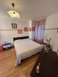 Ένα ή περισσότερα κρεβάτια σε δωμάτιο στο Cozy apartment in the center of Agordo