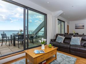 ein Wohnzimmer mit Sofa und Tisch in der Unterkunft Sand Dunes in Westward Ho