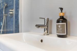 Koupelna v ubytování Baroni D - FREE private parking-wi- fi and A-C + 15 fotografií