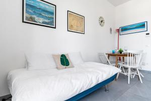 Postel nebo postele na pokoji v ubytování Baroni D - FREE private parking-wi- fi and A-C