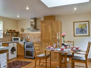 eine Küche mit einem Tisch und Stühlen in einer Küche in der Unterkunft Old Stones in Glendevon