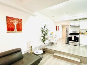 Kuchyň nebo kuchyňský kout v ubytování LA Modern Street View Glass Window 2BR